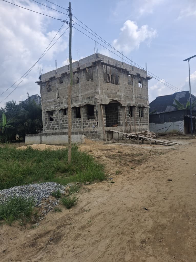 Corner Piece Uncompleted 2-Bedroom Duplex – Kpansia Express (Facing Tarred Road)