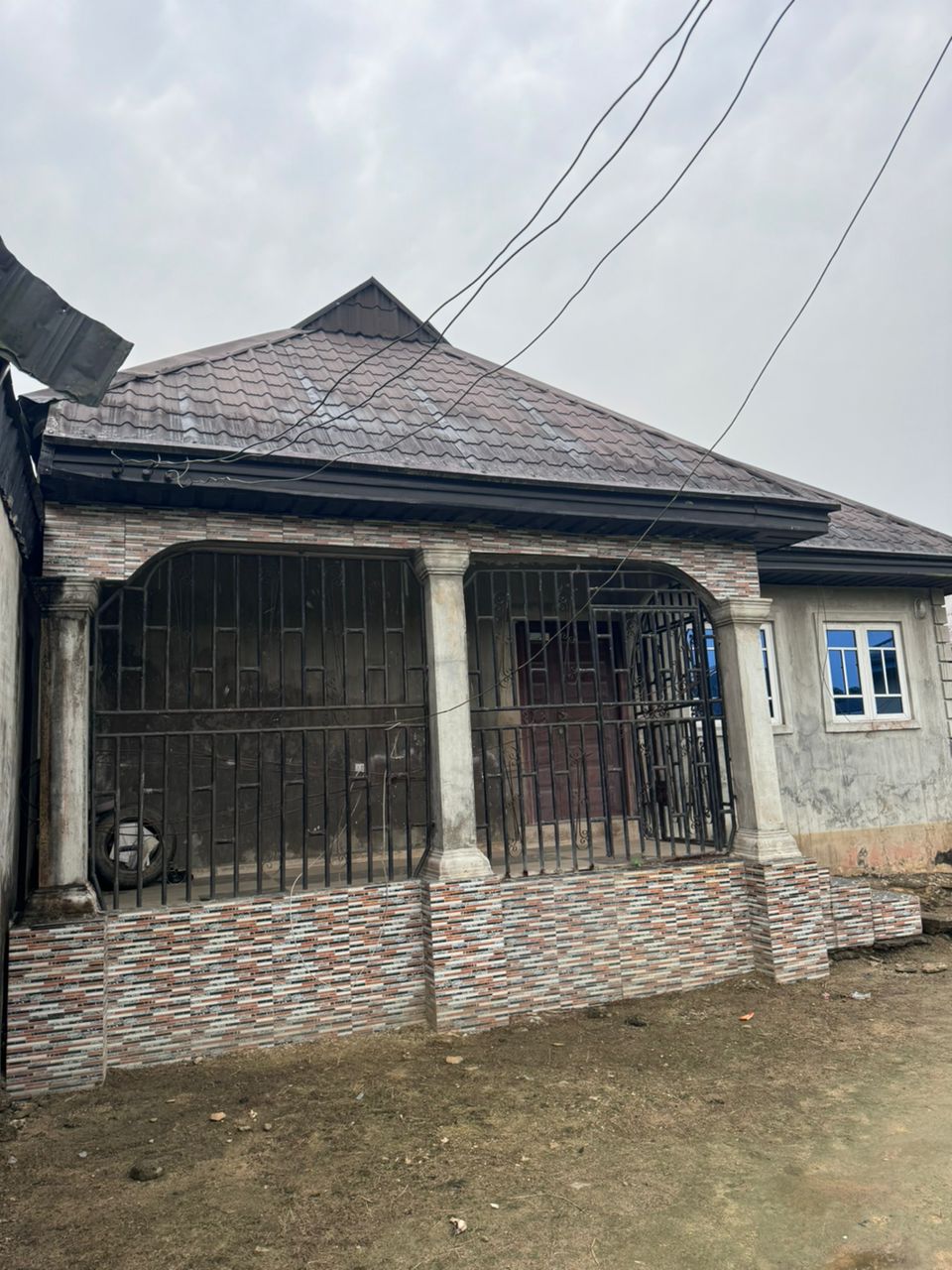 3-Bedroom Flat with Shop Space – Bakery Road, Azikoro
